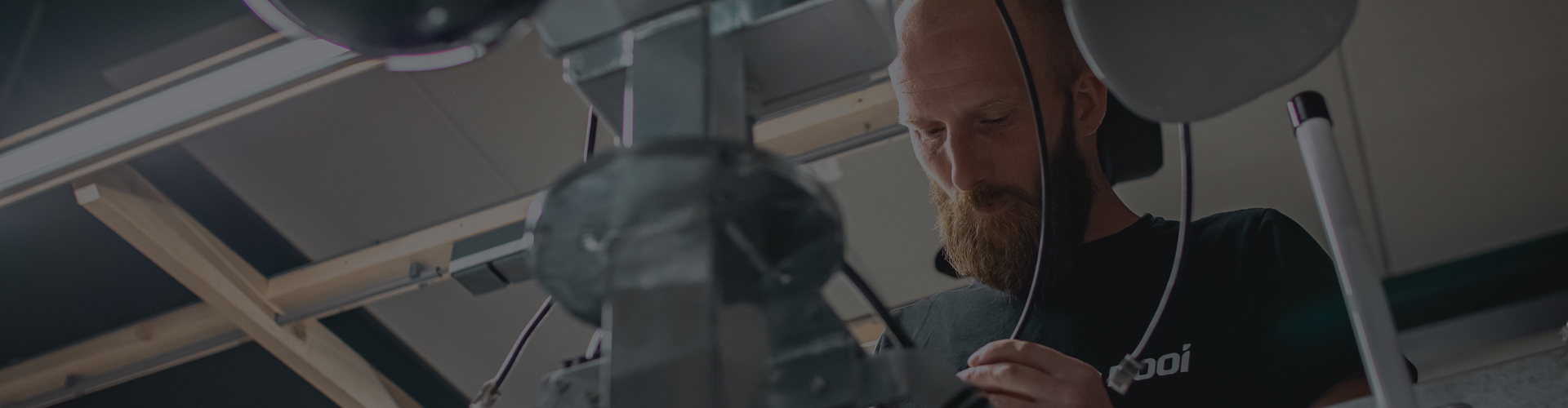 L'ingénieur Kooi Au Travail Dans L'atelier