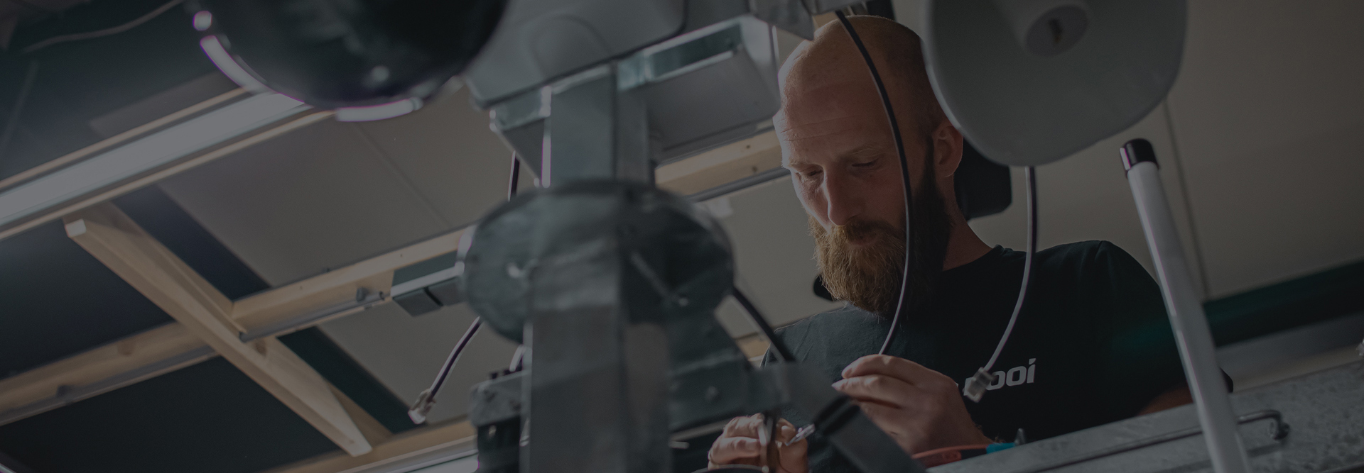 L'ingénieur Kooi Au Travail Dans L'atelier